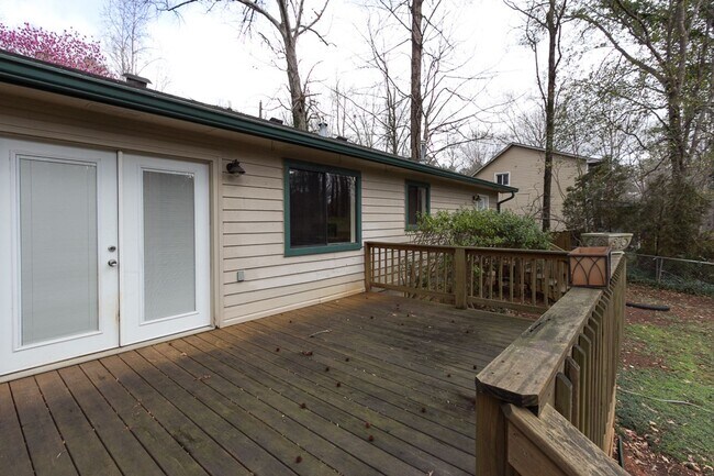 Building Photo - COMING SOON - Spacious 3 Bedroom, 2 Bathro...