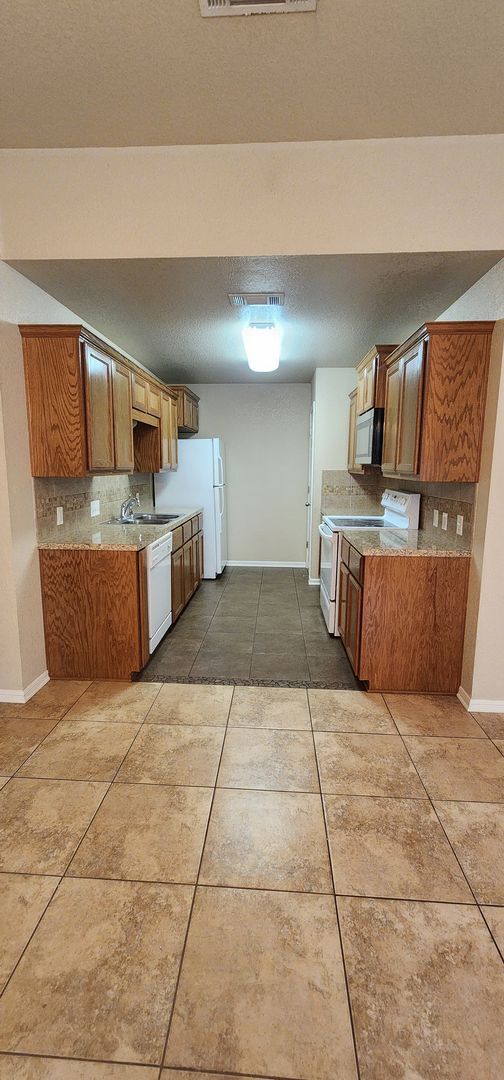 Building Photo - Lovely 2 Bed/2 Bath Duplex in Trimmier Est...
