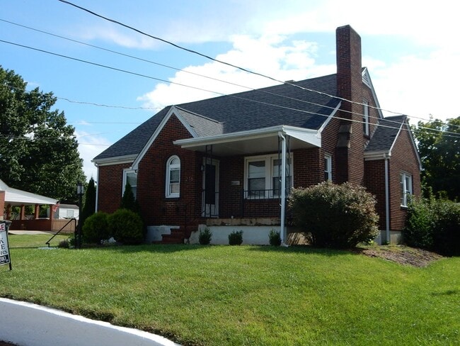 Building Photo - 3 BR home with fantastic location in the h...