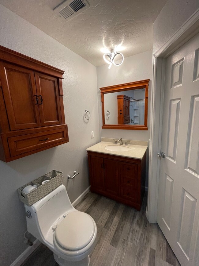 Building Photo - 420 N Villa Ct