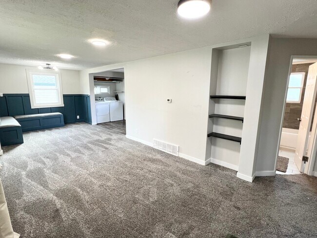 Building Photo - 30 S 400 E