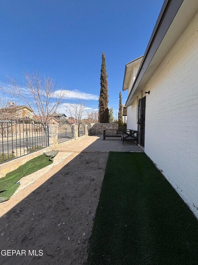 Building Photo - 9101 Lacebark Elm Dr