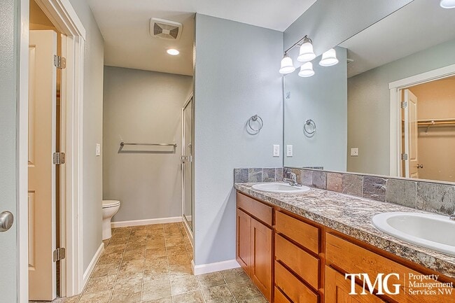 Building Photo - Spacious 4  BD Home with Modern Upgrades in Vancouver