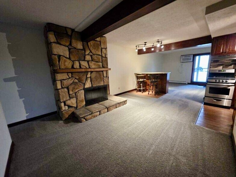 Building Photo - 1605 Treetop Trl