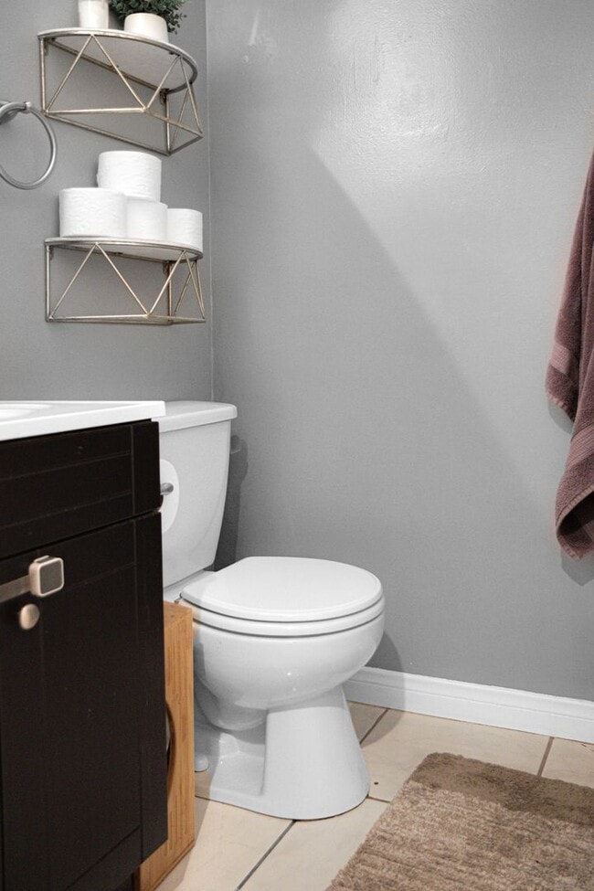 Building Photo - 3 Bedroom Townhome: Prime Location with Pool, Clubhouse and More!