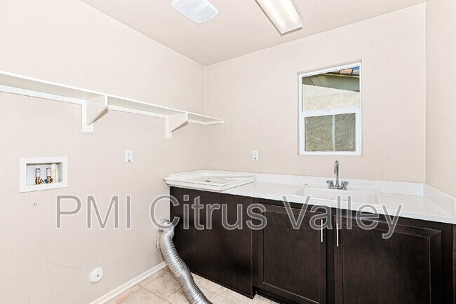 Building Photo - 24613 Round Meadow Dr