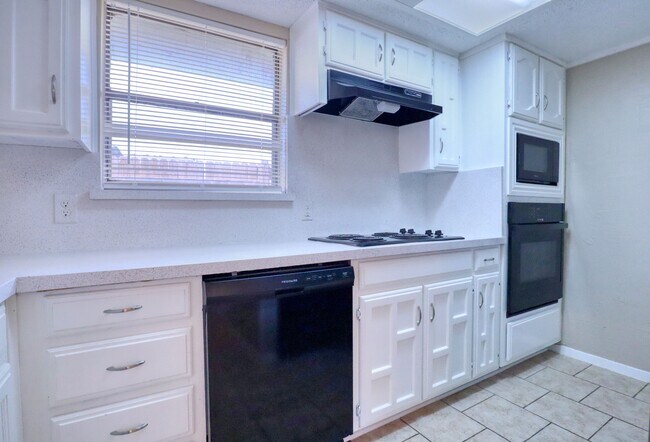 Building Photo - 413 Lakeway Dr
