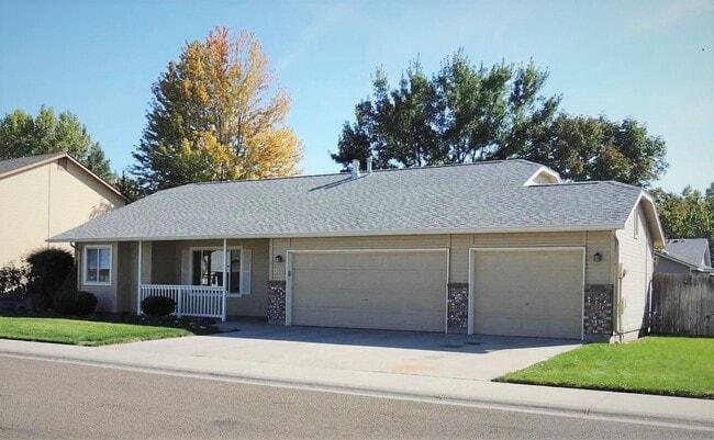 Building Photo - Beautiful 3 bed 2 bath home in the Haven Cove Subd just off Cherry Ln and N Ten Mile Rd