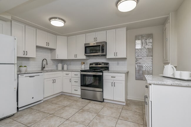 Building Photo - 2129 Patrick Henry Dr