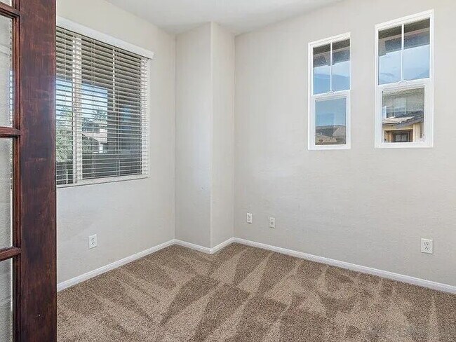 Building Photo - Don't miss out!  This beautiful spacious condo offers open floor plan, lot's of natural light, pr...