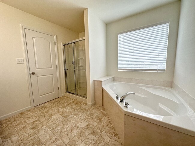 Building Photo - 4 bed 2 Bath Home in Parkway West