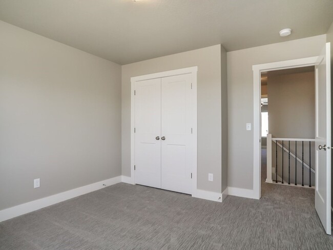 Building Photo - Beautiful 3 Bed 2.5 Bath Townhome in West ...