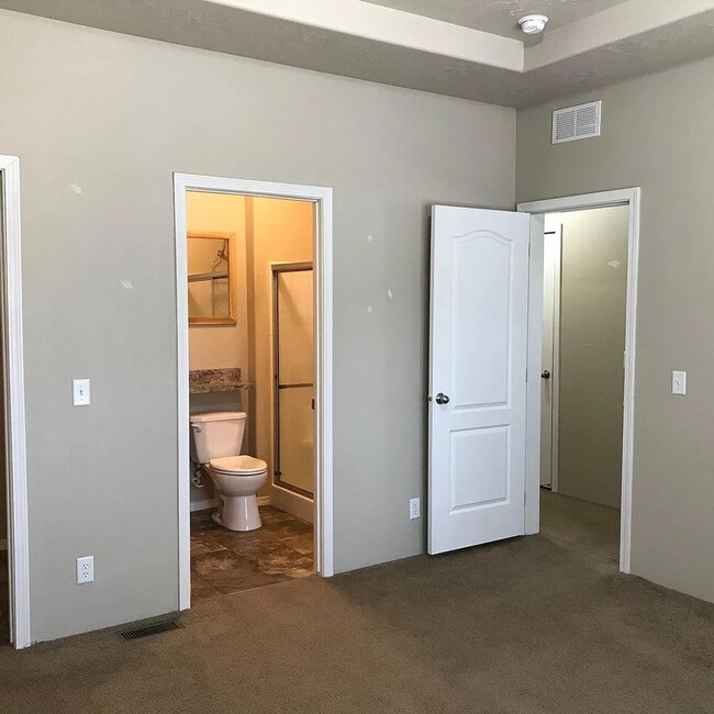 Building Photo - Quiet Home Out of Town