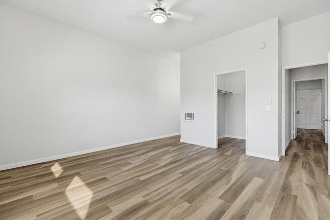 Building Photo - 270 Dahlia Ave