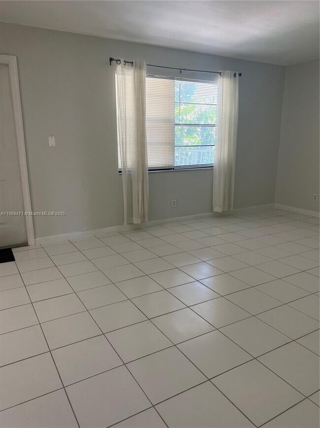 Building Photo - 500 NE 2nd St