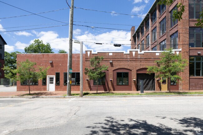 Building Photo - 8 Grove St