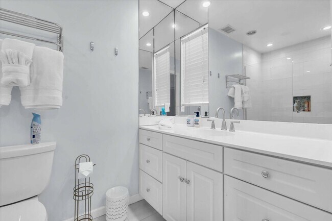 Building Photo - 2732 Valencia Dr