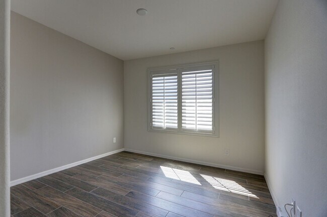 Building Photo - Newer, Fabulous town home in the heart of ...