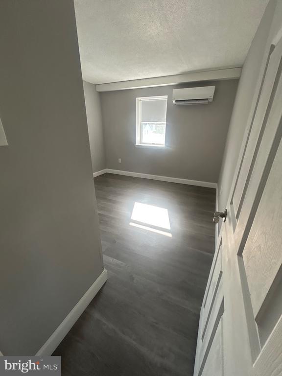 Building Photo - 400 Main St