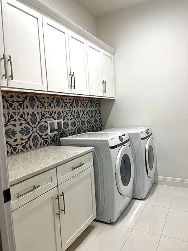 Building Photo - Coastal Living in Marina del Palma?!