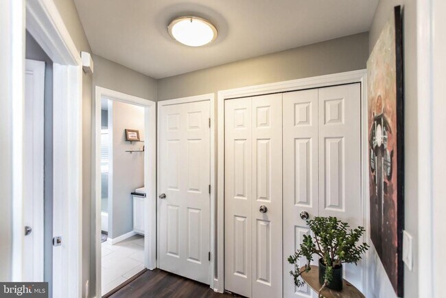 Building Photo - 8201 Crossbrook Ct