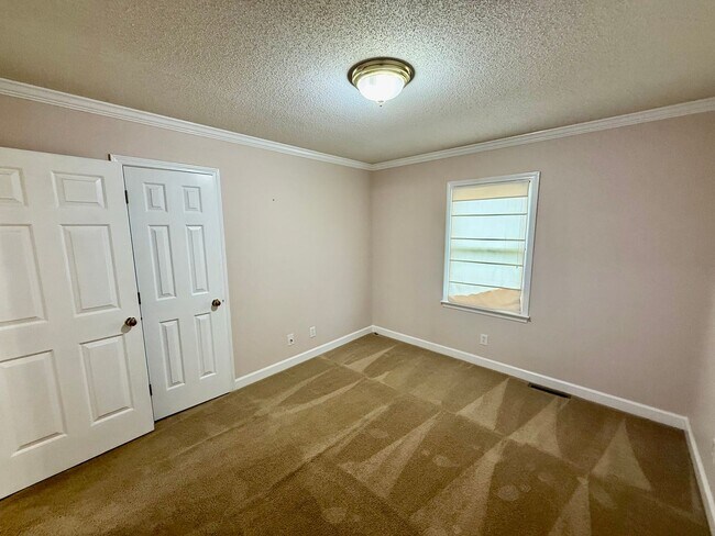 Building Photo - Three bedroom, 2 bath house in Gibsonville