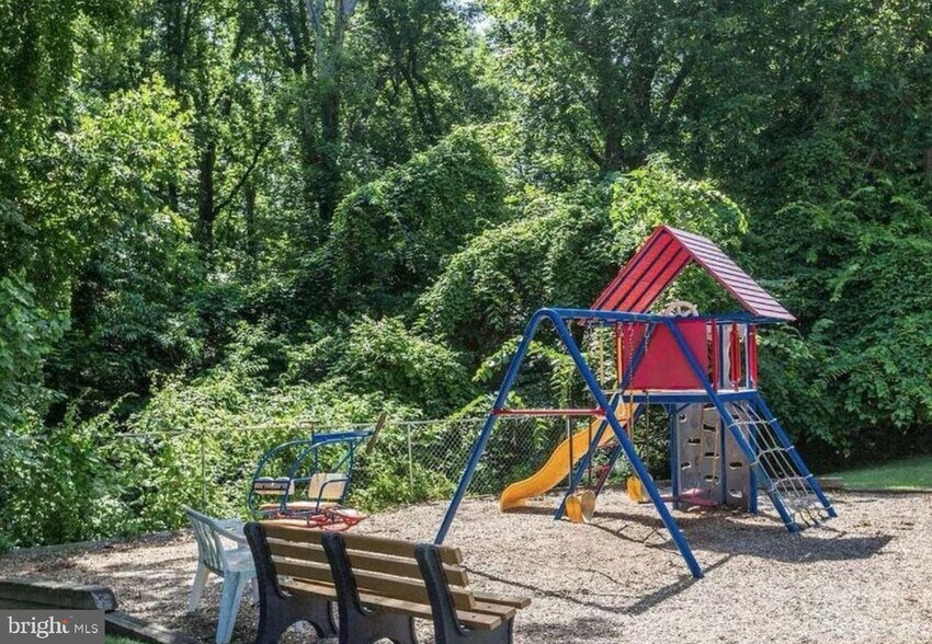 Building Photo - 3945 Lyndhurst Dr