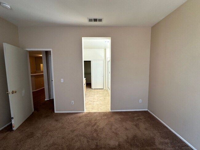 Building Photo - 4 BEDROOM HOME + OFFICE IN VICTORVILLE