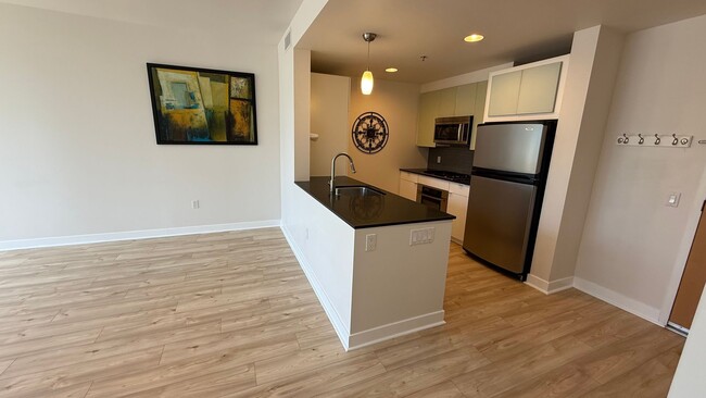 Building Photo - EPIC REA - Watermark-Fabulous Penthouse-Vi...