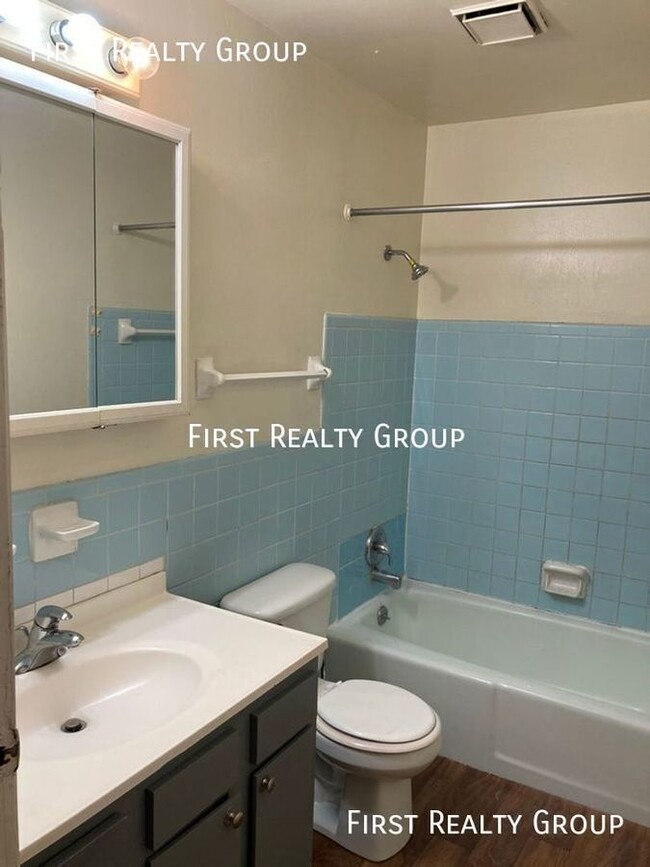 Building Photo - 2 Bedroom, 1 Bath Upstairs Apt for Rent. M...