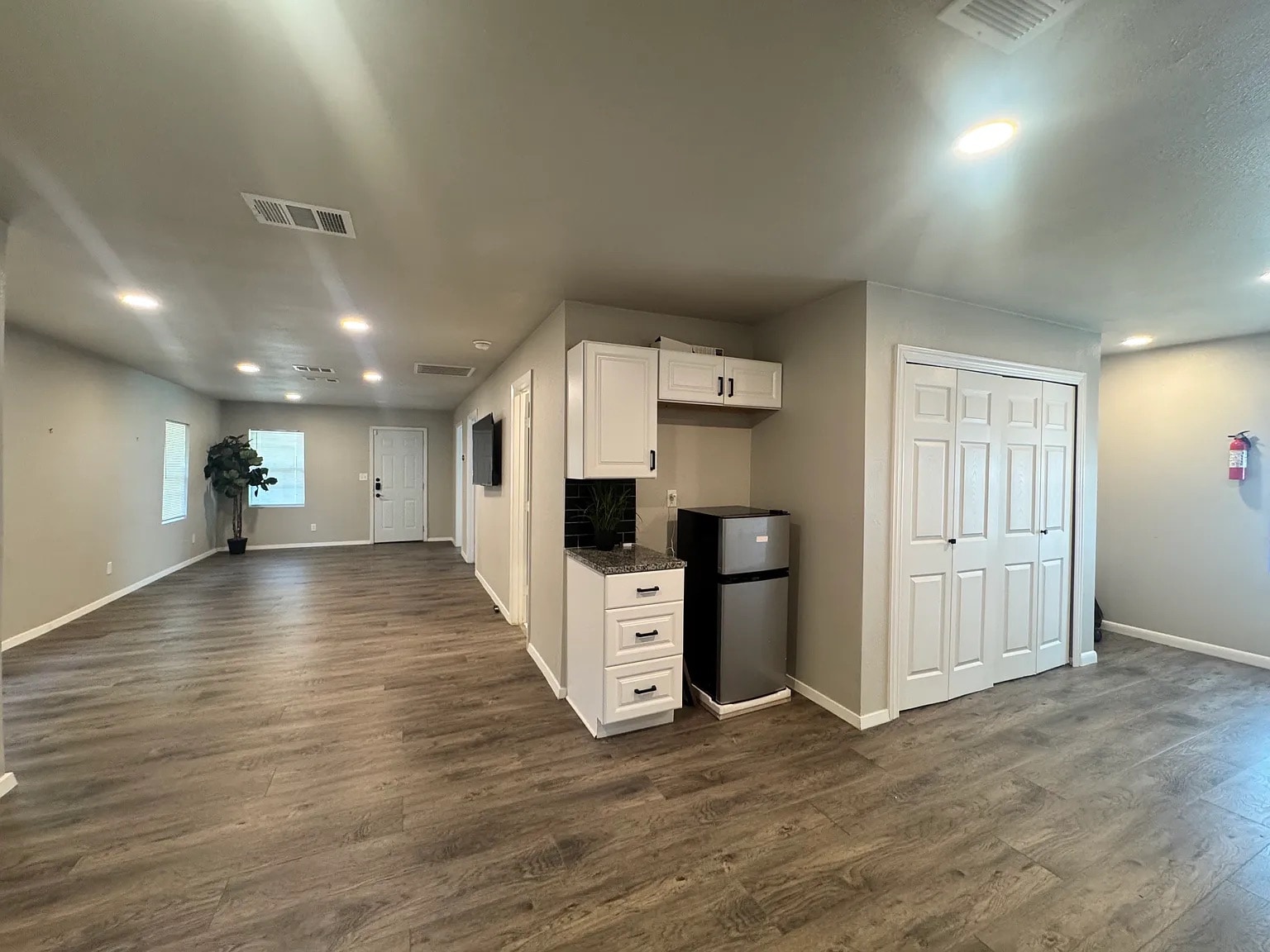 Building Photo - Room in House on Cross St