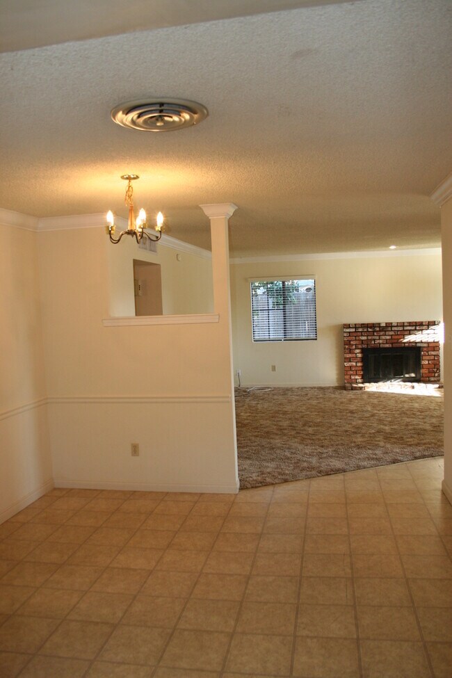 Building Photo - Cute 3 Bed + 2 Bath Home For Rent in Laurelglen Area
