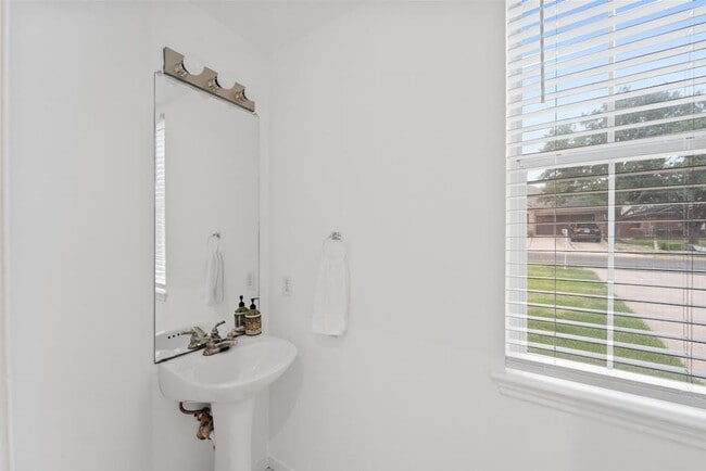 Building Photo - 1608 Courtney Ln