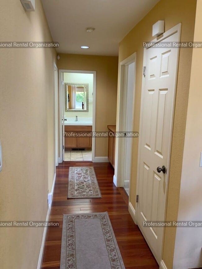 Building Photo - Beautiful Eastside 4 Bedroom, 3 Full baths in quiet neighborhood