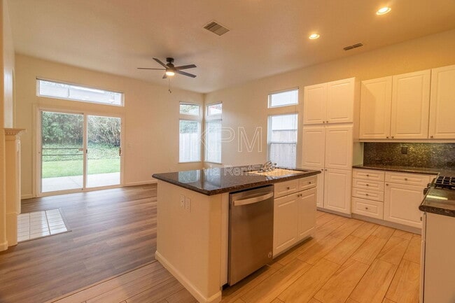 Building Photo - 4142 Pinehurst Cir