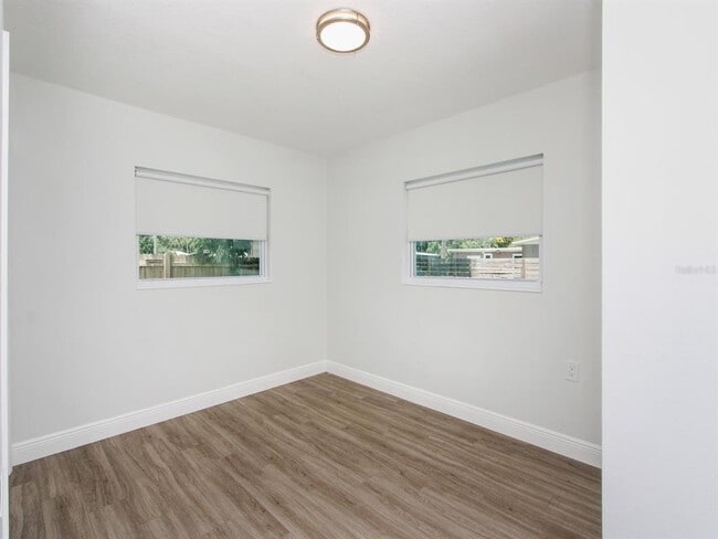 Building Photo - 2806 Bonneville Dr