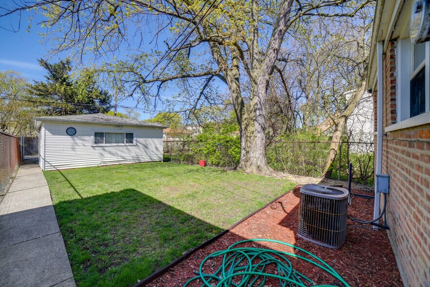 Building Photo - 544 E 92nd Pl