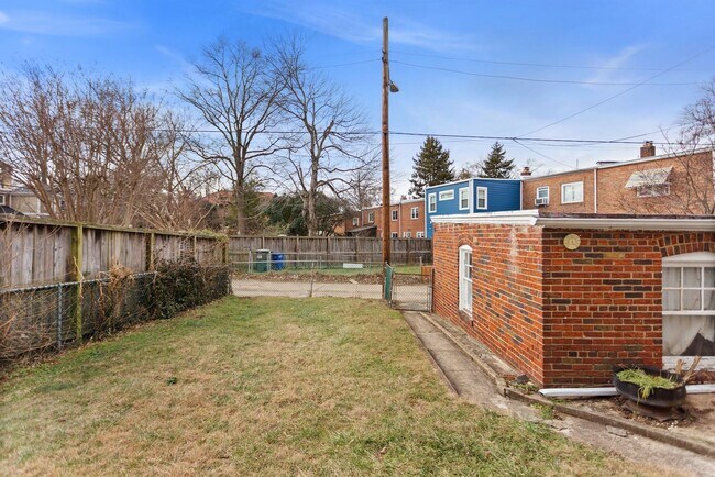Building Photo - Stunning 3BR/2.5BA Home in Brookland – Available Now!