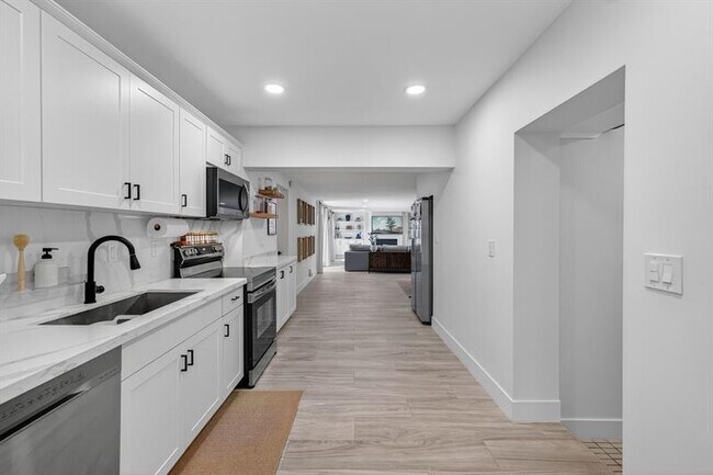 Building Photo - 110 NE 48th St