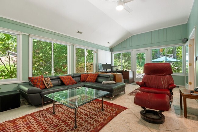 Building Photo - Prestine mid-century modern ranch minutes from Southpoint!- Application Pending