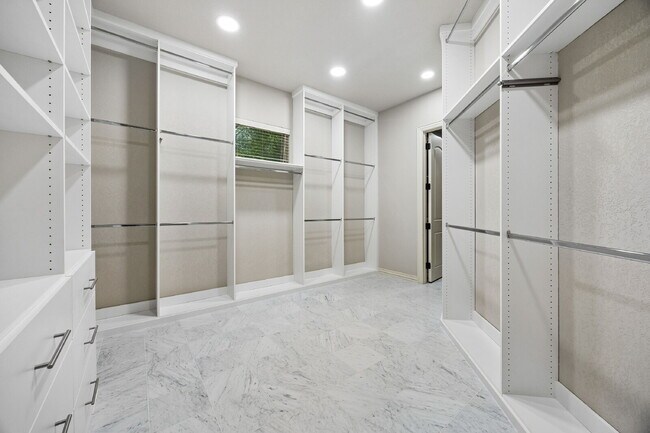 Building Photo - 2101 Miracle Point Dr
