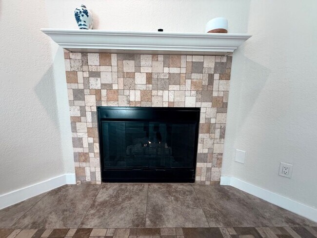 Building Photo - Beautiful 2 Bedroom 1.5 Bath Home