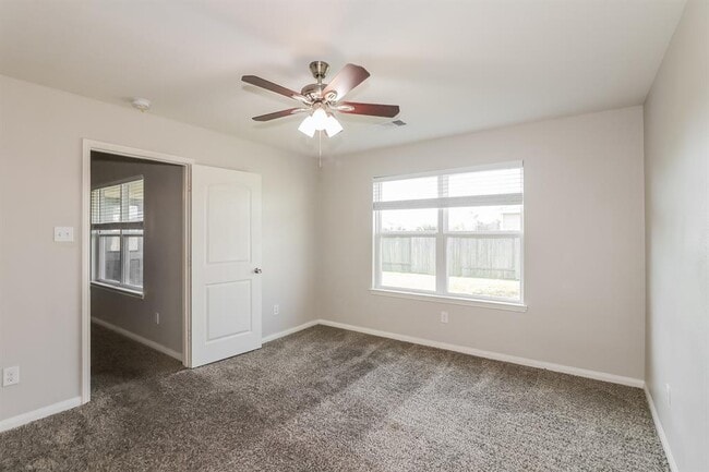 Building Photo - 3004 Oak Ln