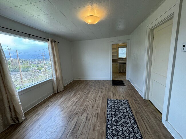 Building Photo - 2 bed 1 bath with view and basement