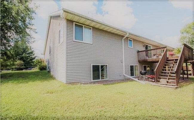 Building Photo - Huge 3BR/3ba Duplex on West Side of Eau Claire