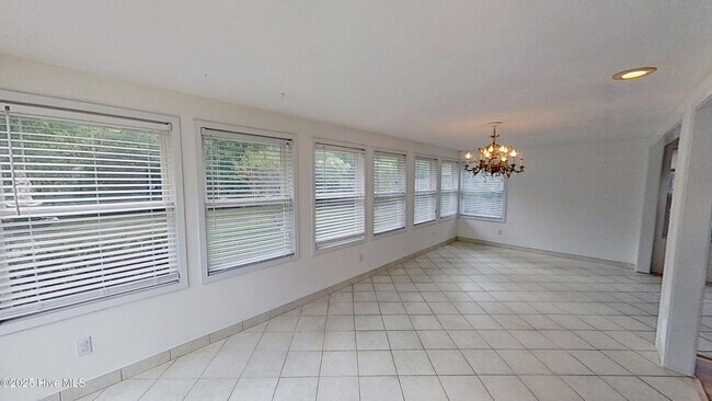 Building Photo - 303 Putnam Dr
