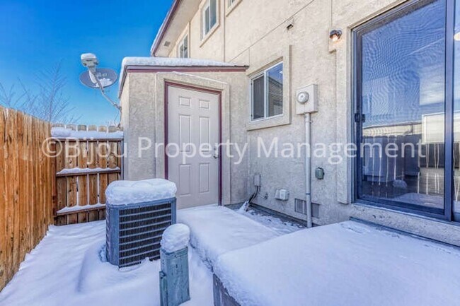 Building Photo - Completely Renovated Townhome