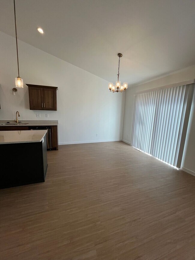 Building Photo - 3 Bed 3 Bath TownHome