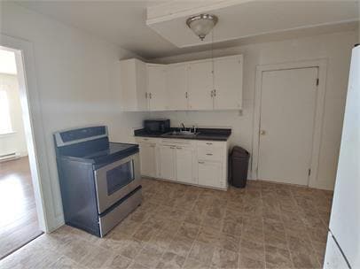 Building Photo - Charming 2 Bedroom Duplex Near Shopping & Schools