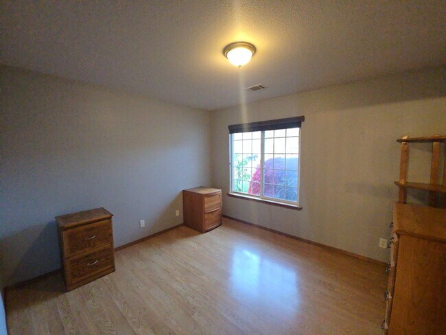 Building Photo - Pet friendly! 3DB/2BA Fortuna home on quiet road!